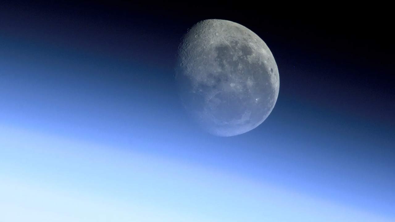Vedci odhalili, čo viedlo ku vzniku tenkej atmosféry na Mesiaci