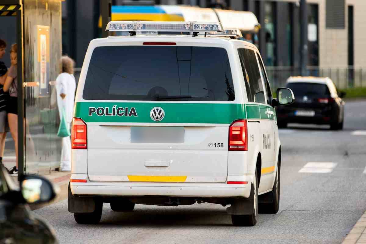 policia SR policajne auto