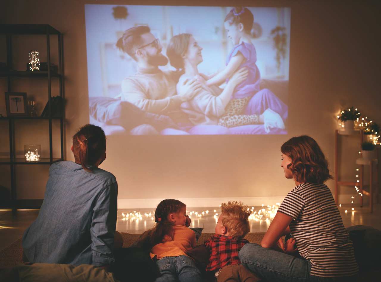 sledovanie filmi projektor