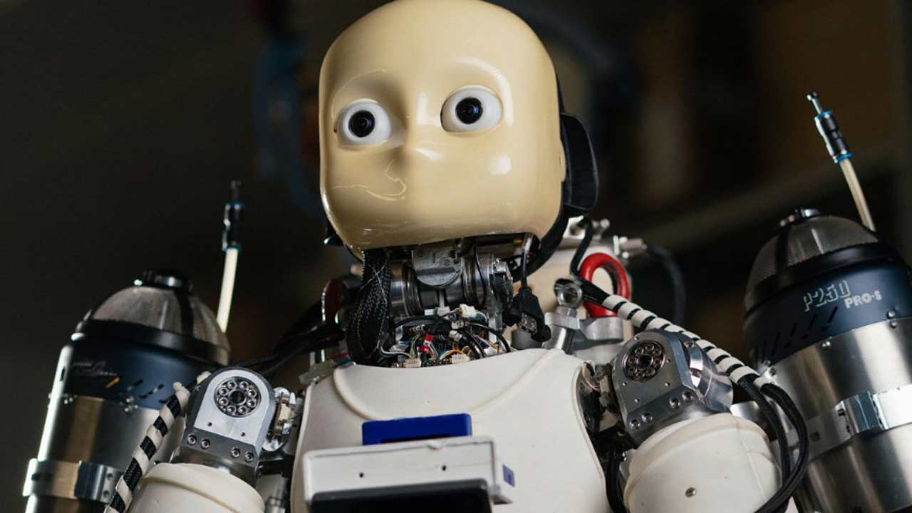 Humanoidný robot iRonCub3 dokáže letieť ako iron man