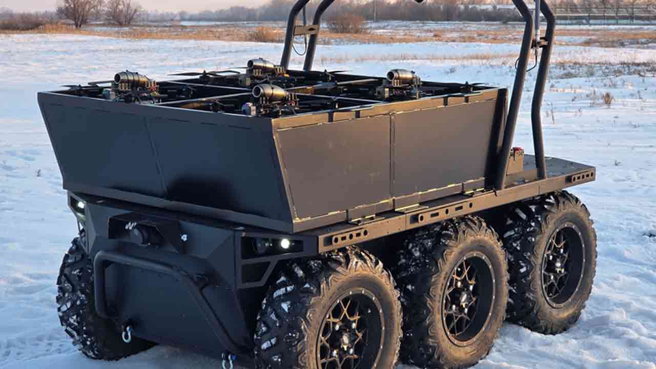 Ratel Robotics predstavila autonómne vozidlo Ratel H, ktoré dokáže preniesť drony za nepriateľskú líniu