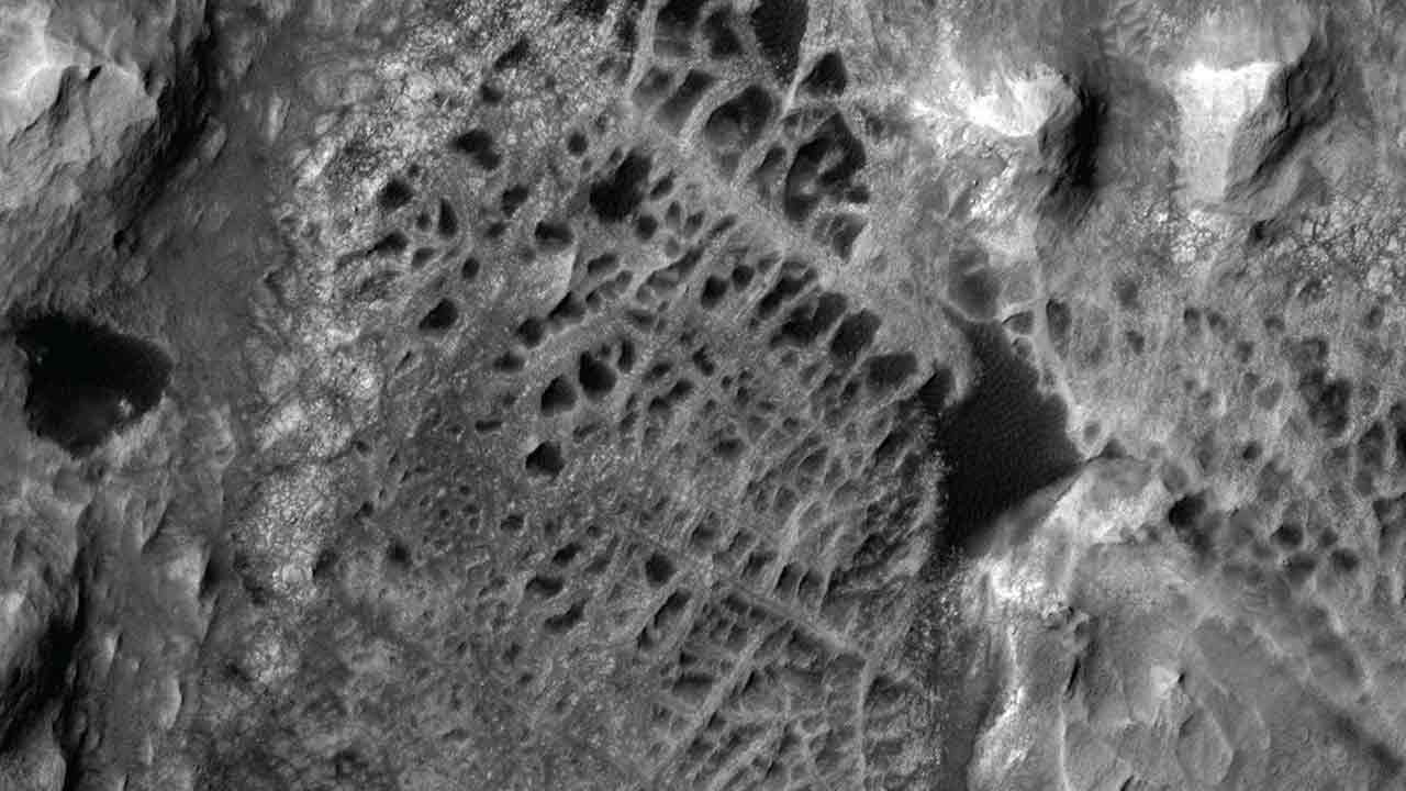 Rover Curiosity objavil pavučinu na Marse a zvláštne "vajíčka"
