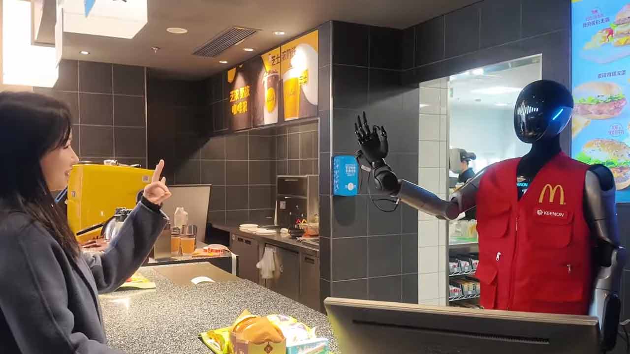 V Číne obsluhoval v McDonald's humanoidný robot KEENON