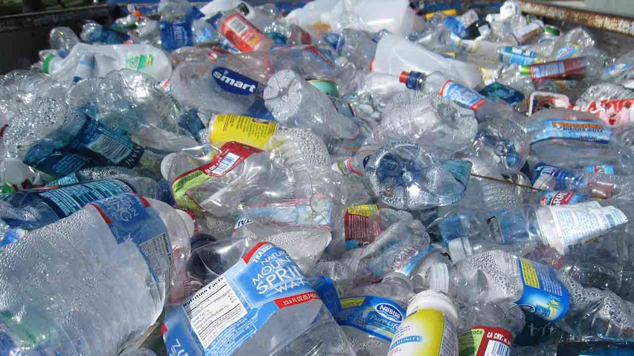 Výskumníci predstavili "mliečny plast", ktorý sa v prírode rozloží do 13 týždňov