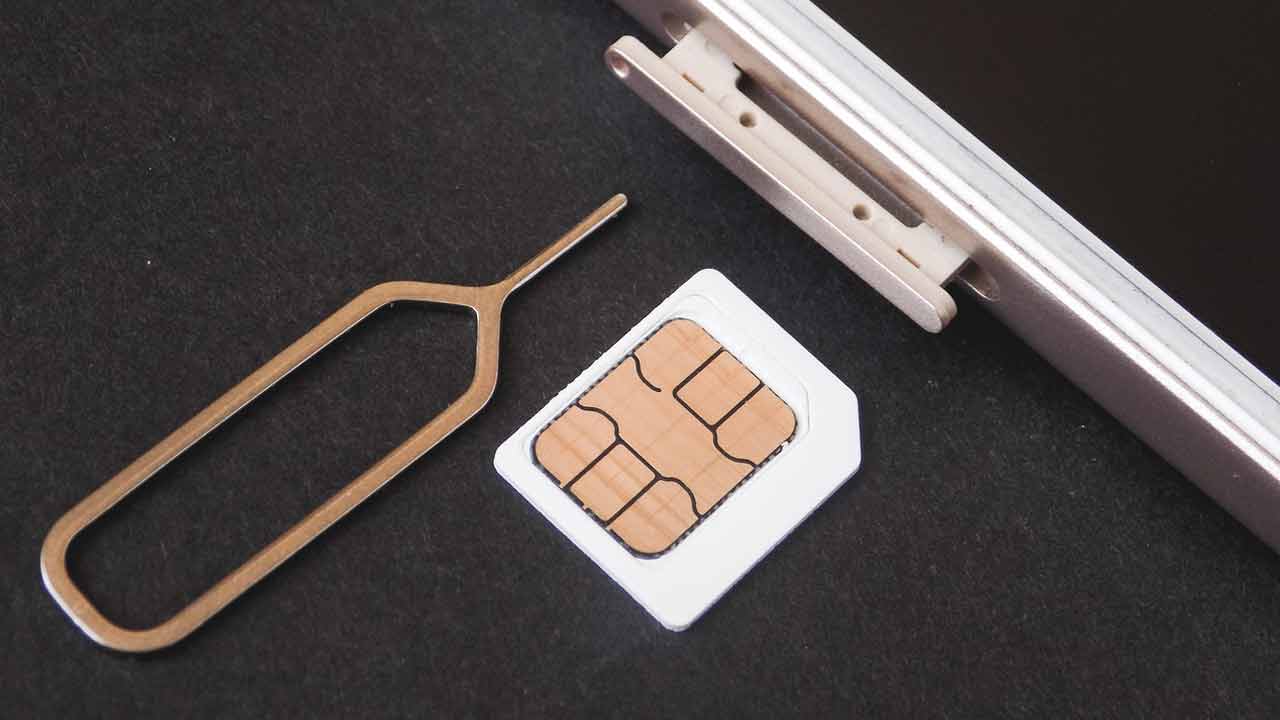 Nové smartfóny sa už posúvajú od fyzických SIM kariet, no starý SIM Ejector nevyhadzuj