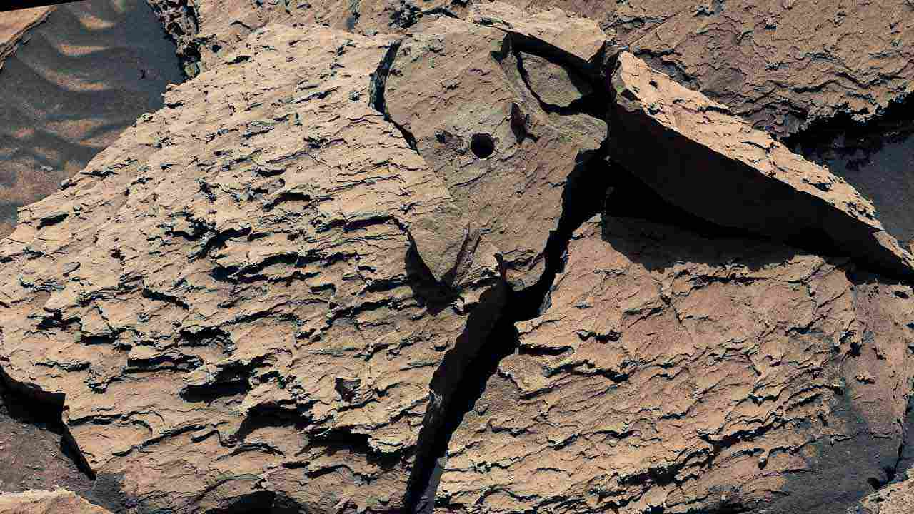 NASA zverejnila ďalšie zábery skaly Atacama, v ktorej sa zasekol vrták roveru Curiosity