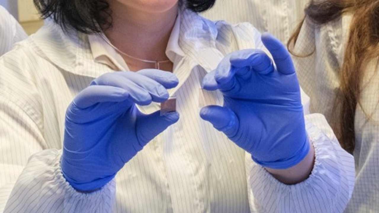 Výskumníci predstavili sklo, ktoré obsahuje neviditeľné solárne články