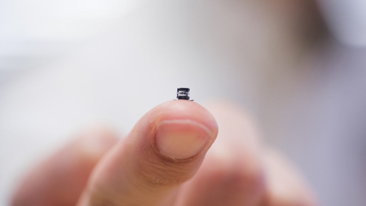 Výskumníci vyvinuli mikroskopického robota, ktorý dokáže v tele vykonávať hneď niekoľko lekárskych úloh