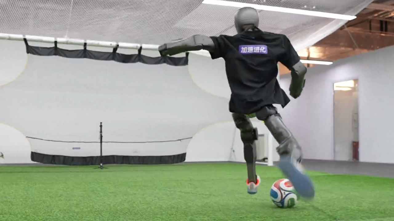 Robot T1 od Booster Robotics ukázal ako dokáže prekopnúť stenu futbalovou loptou