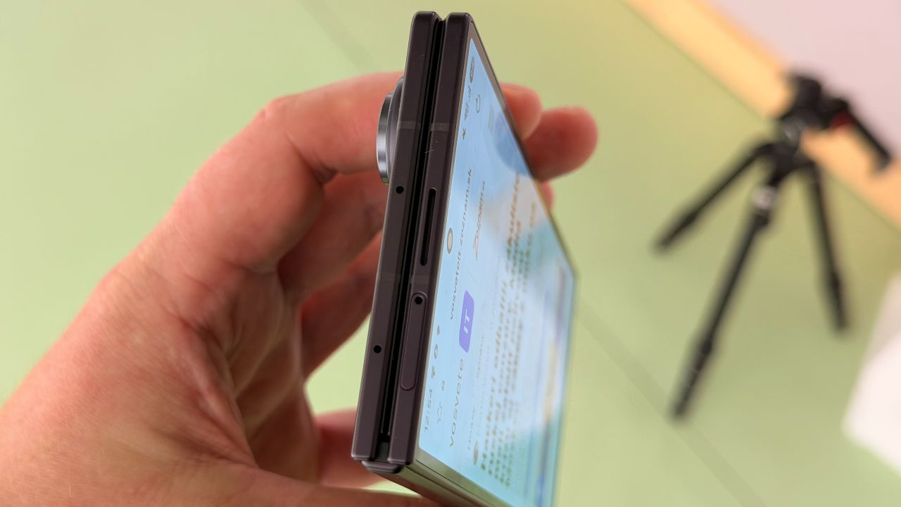 Galaxy Z Fold 8 Ultra_hrubka tela