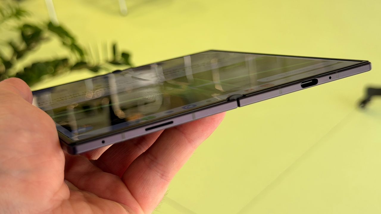 Galaxy Z Fold 8 Ultra_uzke telo
