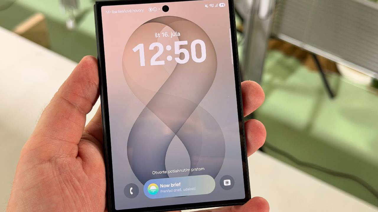 Samsung Fold 8_ vonkajsi displej
