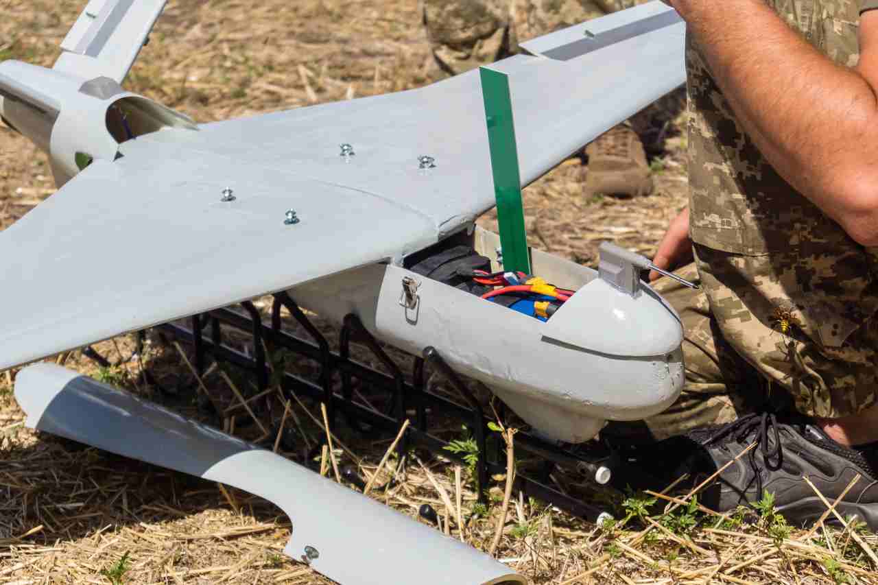 bojovy dron a hardver mesh system