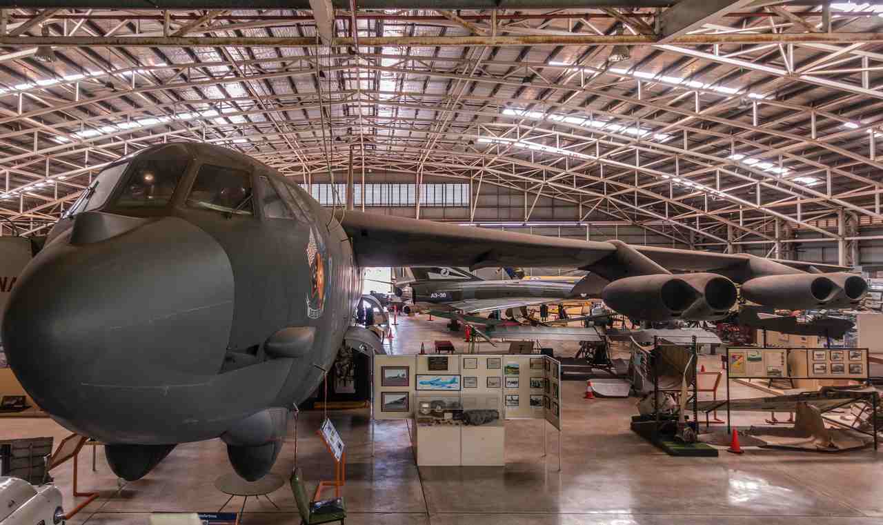 bombarder B-52 v hangari