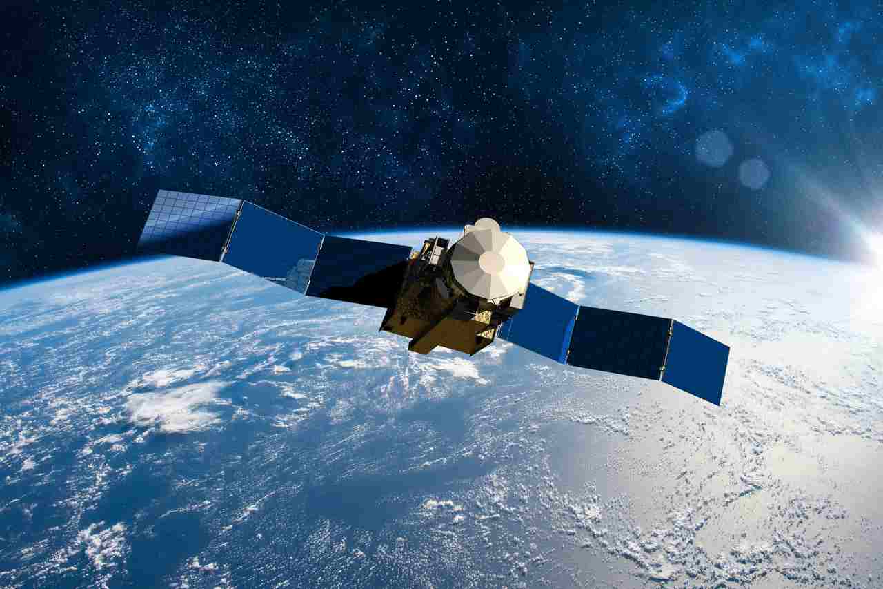 komunikacny satelit na obeznej drahe zeme