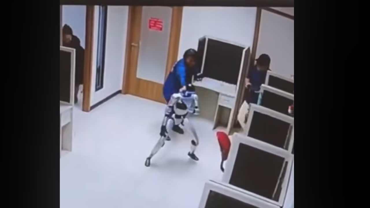 Napadol v indonézskej kancelárii humanoidný robot niekoľkých ľudí?