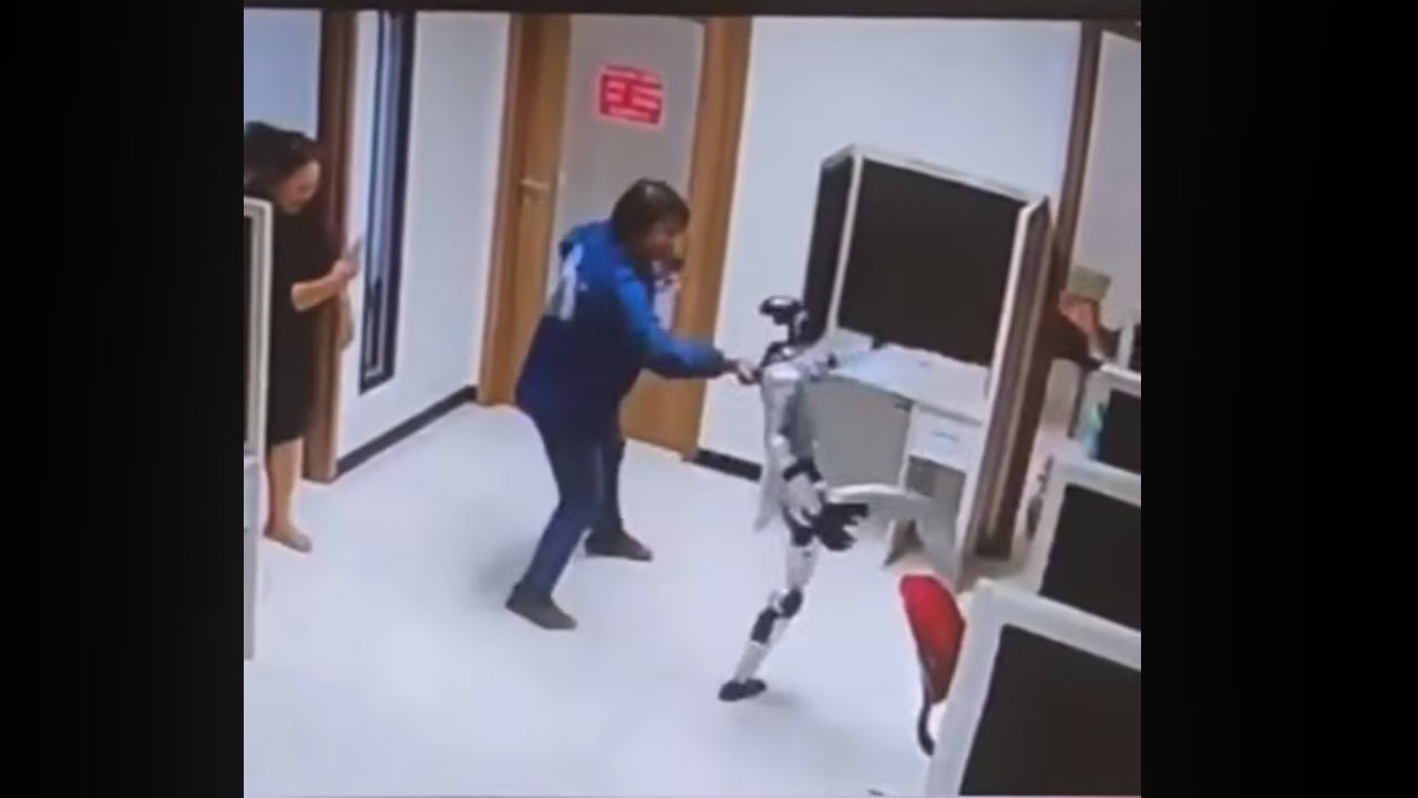 Napadol v indonézskej kancelárii humanoidný robot niekoľkých ľudí?