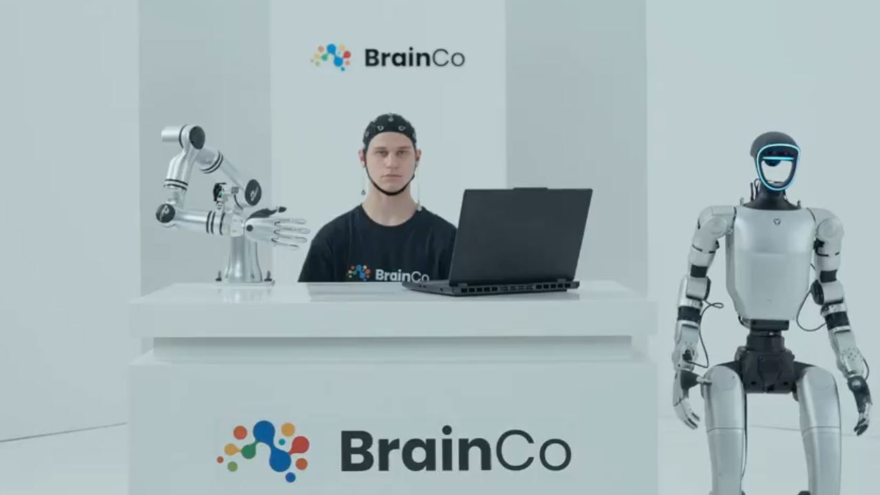 Spoločnosť BrainCo predstavila spôsob, ako ovládať robota pomocou mysle