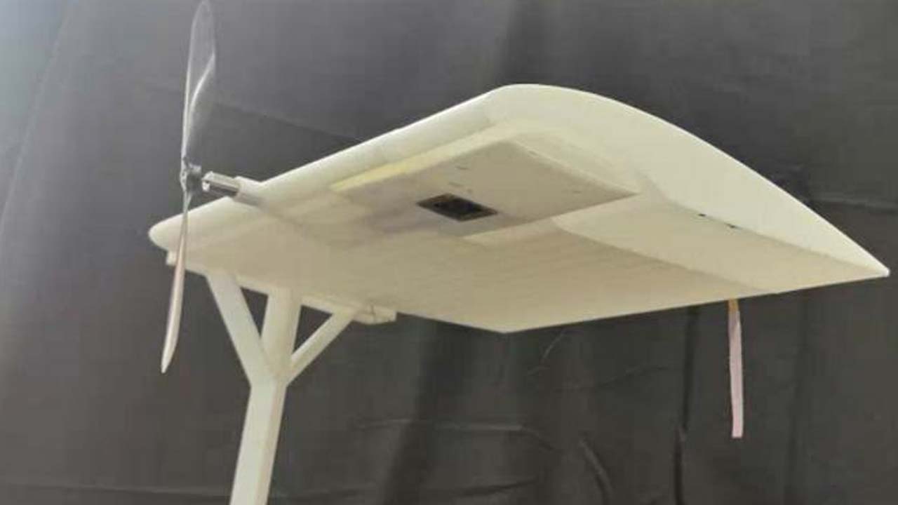 Dron, ktorý sa pomocou laseru nabíja za letu