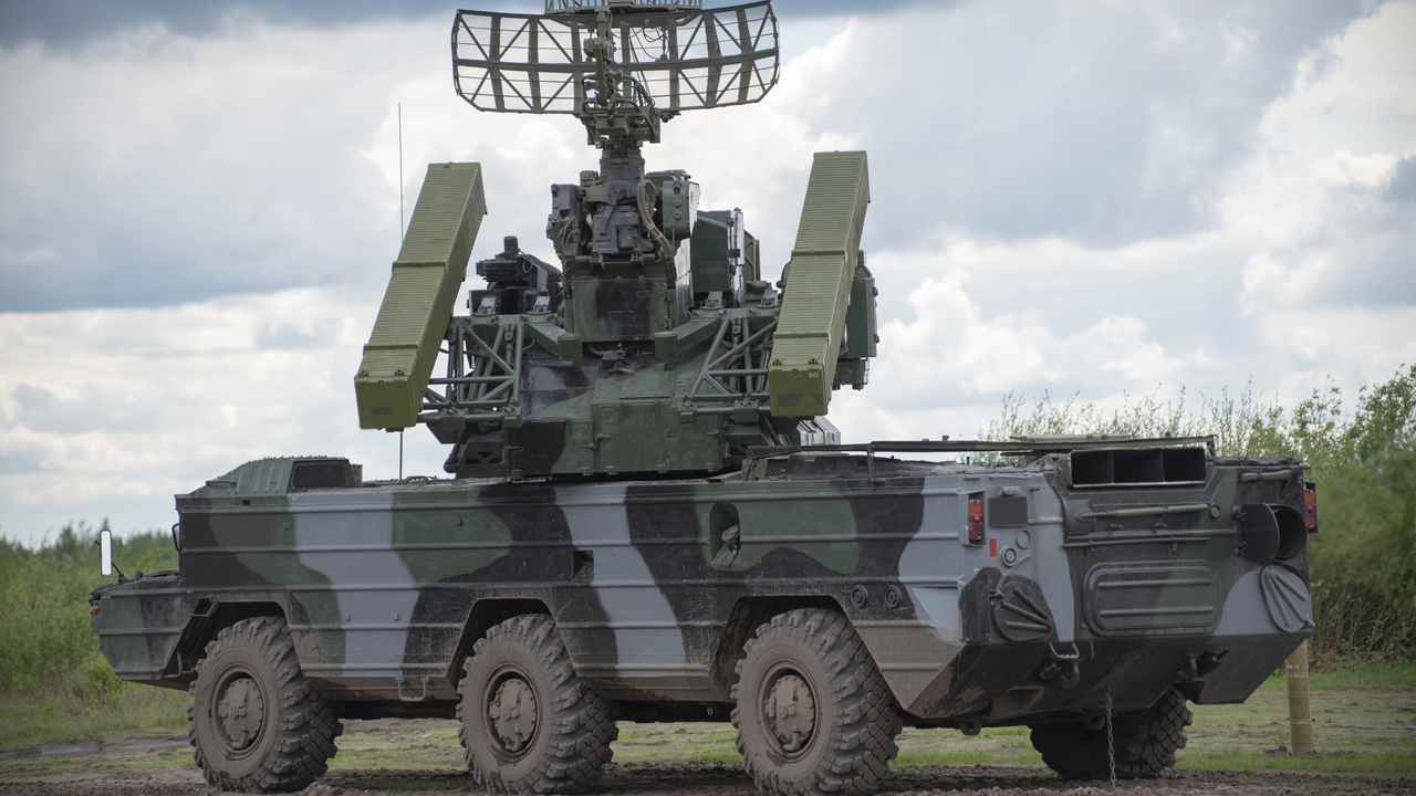vojensky radar na vozidle