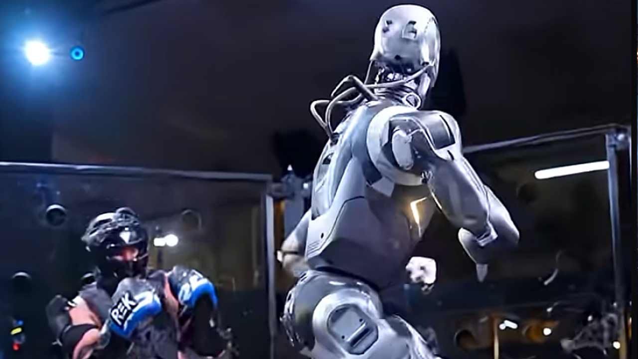 človek sa postavil robotovi v boji