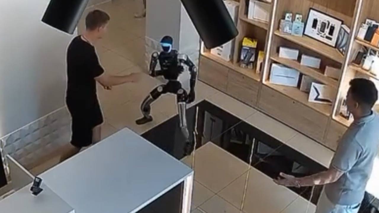 V predajni v Rusku sa začal po jemnom postrčení humanoidný robot oháňať kung-fu pohybmi.